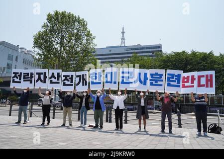 (220524) -- TOKYO, le 24 mai 2022 (Xinhua) -- des manifestants tiennent des pancartes devant le bureau présidentiel sud-coréen dans le quartier central de Séoul, à Yongsan, en Corée du Sud, le 21 mai 2022. Le président sud-coréen Yoon Suk-yeol et le président américain Joe Biden ont tenu samedi leurs premiers entretiens au sommet à Séoul. (Photo de James Lee/Xinhua) Banque D'Images