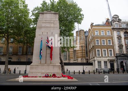Westminster, Londres, Royaume-Uni. 11th mai 2022. Drapeaux et couronnes de pavot au mémorial de la guerre de Cenotaph à Westminster par une journée de pluie terne et humide. Crédit : Maureen McLean/Alay Banque D'Images