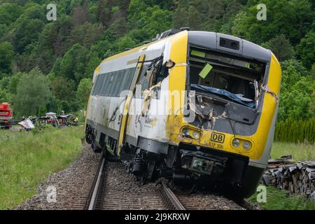 Blaustein, Allemagne. 24th mai 2022. Un train déraillé est sur la voie. Plusieurs personnes ont été grièvement blessées lors d'une collision entre l'autobus et un train. (À dpa 'train collides avec bus près d'Ulm - plusieurs blessés') Credit: Stefan Puchner/dpa/Alamy Live News Banque D'Images