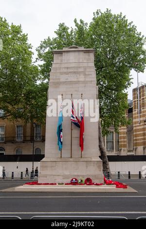Westminster, Londres, Royaume-Uni. 11th mai 2022. Drapeaux et couronnes de pavot au mémorial de la guerre de Cenotaph à Westminster par une journée de pluie terne et humide. Crédit : Maureen McLean/Alay Banque D'Images