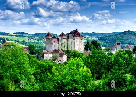 Curemonte, France - 13 mai 2022 : le pittoresque château de Plas dans le village historique de Frenmch de Curemonte, dans la vallée de la Dordogne Banque D'Images