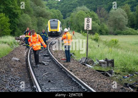 Blaustein, Allemagne. 24th mai 2022. Les secouristes sont à côté d'un train déraillé. Plusieurs personnes ont été grièvement blessées lors d'une collision entre l'autobus et un train. (À dpa 'train collides avec bus près d'Ulm - plusieurs blessés') Credit: Stefan Puchner/dpa/Alamy Live News Banque D'Images