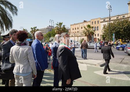 23 mai 2022, Palerme, Sicile, Italie: Il y a trente ans, la mafia sicilienne a tué le juge Giovanni Falcone avec une bombe à condensateur, sous l'autoroute qui reliait l'aéroport au centre de Palerme... magistrat anti-mafia Falcone, sa femme Francesca Morvillo, également magistrat, Et trois membres de son escorte de police, Rocco Di Cillo, Vito Schifani et Antonio Montinaro, ont été killed...Commemorazione du massacre de condensateur dans le Foro Italiaco di Palermo, Sicile. LEOLUCA ORLANDO, maire de Palerme (Credit image: © Victoria Herranz/ZUMA Press Wire) Banque D'Images