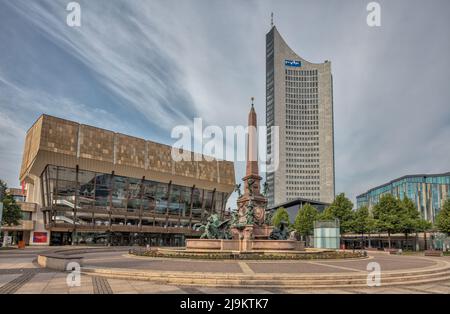 Salle de concert Gewandhaus, Augustusplatz. Architecte Rudolf Skoda. Devant : Fontaine de Mendebrunnen. A droite : tour panoramique Aussichtsplattform. Leipzig. Banque D'Images