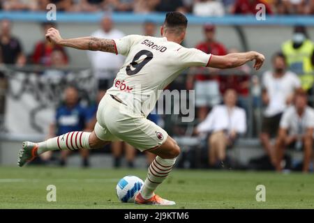 Olivier Giroud (AC Milan) marque le premier but de son côté du match pendant les États-Unis Sassuolo vs AC Milan, football italien série A match à Reggio Emilia, Italie, mai 22 2022 Banque D'Images