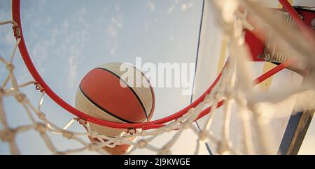 gros plan du joueur de basket-ball jette le ballon dans le panier, basket-ball Banque D'Images