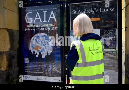 24/05/2022 Rochester, Royaume-Uni la cathédrale de Rochester, dans le Kent, est le lieu de l'installation de l'artiste Luke Jerram dans le cadre du programme « GAIA ». Le globe lumineux composé d'un mois Banque D'Images