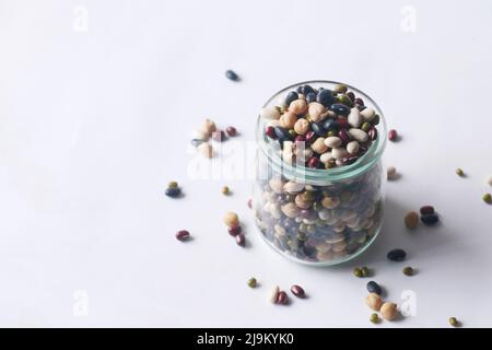 mélange de haricots dans un bol en verre sur la table Banque D'Images