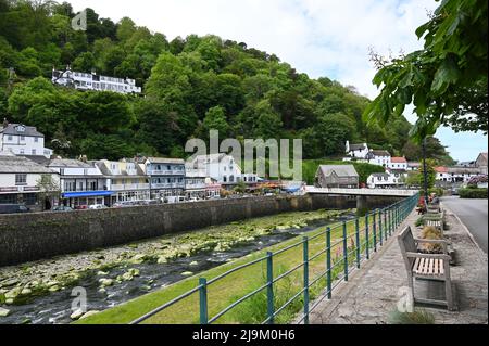 20 mai 2022 : Lynmouth, Devon, Angleterre, Royaume-Uni - Une vue sur la rivière Lyn et Mars Hill par une journée ensoleillée. Village côtier de Lynmouth à Devon sur le norther Banque D'Images