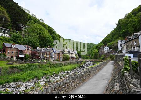 20 mai 2022 : Lynmouth, Devon, Angleterre, Royaume-Uni - Une vue sur la rivière Lyn et Mars Hill par une journée ensoleillée. Village côtier de Lynmouth à Devon sur le norther Banque D'Images