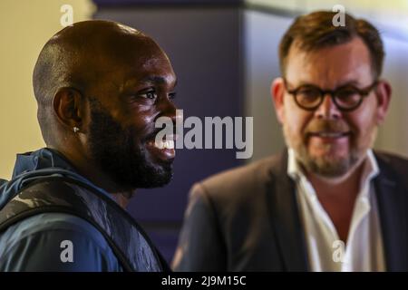 ARNHEM - pays-Bas, 2022-05-24 12:10:06 ARNHEM - Churandy Martina et Hans Kloosterman (lr) lors d'une conférence de presse sur les Jeux FBK 2022. ANP VINCENT netherlands Out - belgique Out Banque D'Images