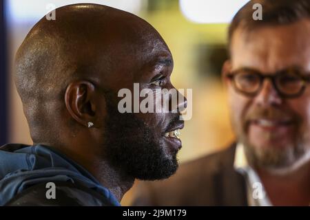 ARNHEM - pays-Bas, 2022-05-24 12:08:42 ARNHEM - Churandy Martina et Hans Kloosterman (lr) lors d'une conférence de presse sur les Jeux FBK 2022. ANP VINCENT netherlands Out - belgique Out Banque D'Images