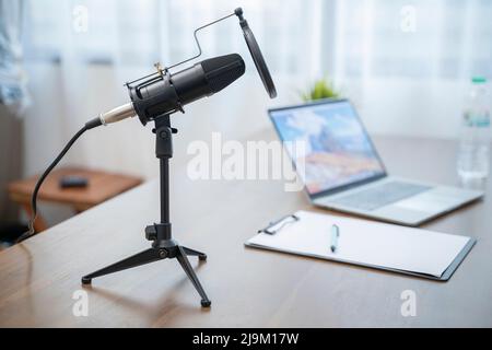 Utilisation du microphone à condensateur pour créer un podcast, gros plan. Banque D'Images