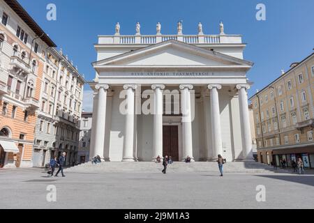 Église néo-classique Sant Antonio Taumaturgo du 19e siècle - église St Antonio avec Piazza san't Antonio Nuvo place au premier plan. Trieste. Banque D'Images