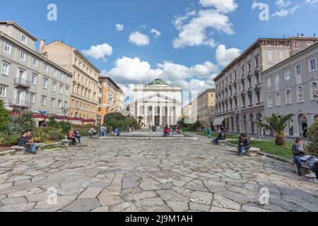 Église néo-classique Sant Antonio Taumaturgo du 19e siècle - église St Antonio avec Piazza san't Antonio Nuvo place au premier plan. Trieste. Banque D'Images