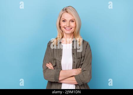Photo d'une dame âgée avocat broker cross arms prêt démarrer contrat d'investissement isolé couleur bleu pastel fond Banque D'Images