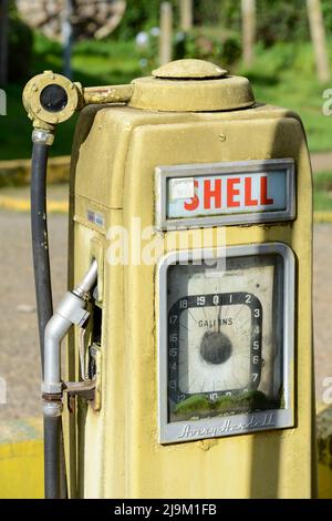 KENYA, Kangaita, ancienne pompe à essence Shell / KENIA, Kangaita, Tankstelle, alte Shell Zapfsäule Banque D'Images