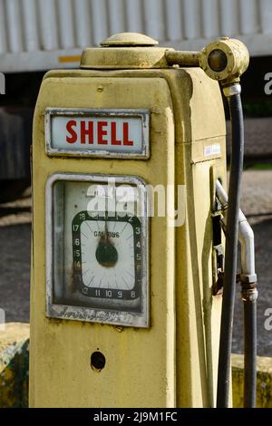 KENYA, Kangaita, ancienne pompe à essence Shell / KENIA, Kangaita, Tankstelle, alte Shell Zapfsäule Banque D'Images