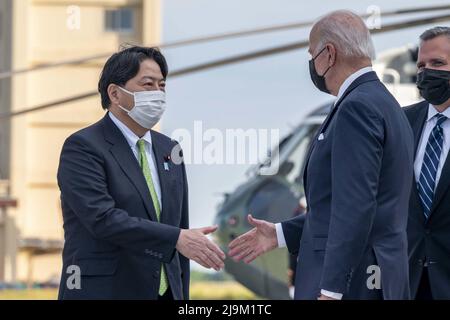 Base aérienne de Yokota, Japon. 24th mai 2022. Le ministre japonais des Affaires étrangères Hayashi Yoshimasa, à gauche, salue le président des États-Unis Joe Biden lors de son arrivée à la base aérienne de Yokota, au Japon, le dimanche 22 mai 2022. Au cours de sa visite, Biden rencontrera des représentants du gouvernement japonais afin de renforcer l'alliance américano-japonaise. Photo par le sergent d'état-major. Juan Torres/États-Unis Force aérienne/UPI crédit: UPI/Alay Live News Banque D'Images