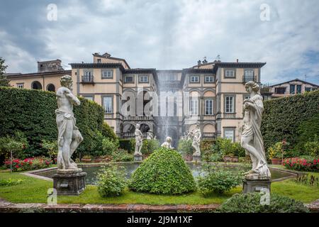 Luuca, Toscane, Italie, 09 mai 2022 - Jardins de Pfanner villa à l'intérieur des murs médiévaux de la ville de Lucques, avec des fontaines d'herbe et des statues. Banque D'Images