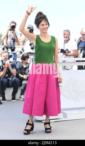 Cannes, France. 24th mai 2022. L'actrice française Anouk Grinberg assiste à l'appel photo pour les innocents au Palais des Festivals au Festival de Cannes 75th, en France, le mardi 24 mai 2022. Photo de Rune Hellestad/ Credit: UPI/Alay Live News Banque D'Images