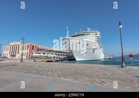 Bateau de croisière Costa Luminosa amarré au terminal de croisière dans le port de Trieste vu de la promenade Riva del Mandracchio sur le front de mer Banque D'Images