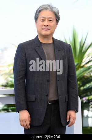 Cannes, France. 24th mai 2022. Le directeur sud-coréen Park Chan-Wook assiste à l'appel photo pour décision de quitter le Palais des Festivals au Festival de Cannes 75th, en France, le mardi 24 mai 2022. Photo de Rune Hellestad/ Credit: UPI/Alay Live News Banque D'Images