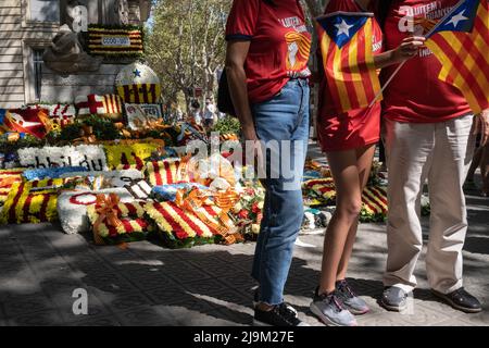 Barcelone, Catalogne, Espagne. 11 septembre : Journée nationale de la Catalogne. Des personnes méconnaissables se posant devant les offrandes florales. Banque D'Images