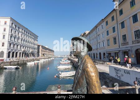 Statue de James Joyce sur le Ponte Rosso un pont au-dessus du Canal Grande di Trieste - Grand Canal, Trieste, Italie avec des bateaux amarrés en arrière-plan Banque D'Images