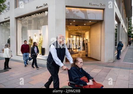 Madrid, Espagne. 3rd mai 2022. Les piétons marchent devant la fabrication espagnole de vêtements et de marque Massimo Dutti magasin en Espagne. (Image de crédit : © Xavi Lopez/SOPA Images via ZUMA Press Wire) Banque D'Images