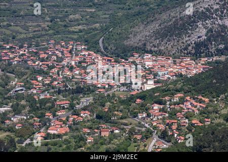 Dolina, petite ville à la périphérie de Trieste vue du château de San Servolo (Grad Socerb) dans le plateau de Karst Slovénie par la frontière Banque D'Images