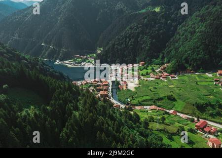 Paysage aérien d'Uzungol Trabzon caché dans les montagnes de la Turquie à côté d'un lac par une belle journée d'été Banque D'Images