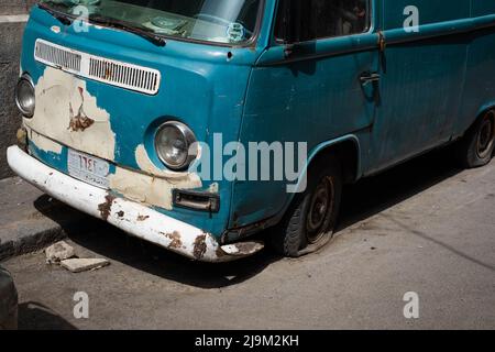 Damas, Syrie - mai 2022 : l'ancien bus Volkwagen (VW Bulli) est endommagé par un pneu crevé Banque D'Images