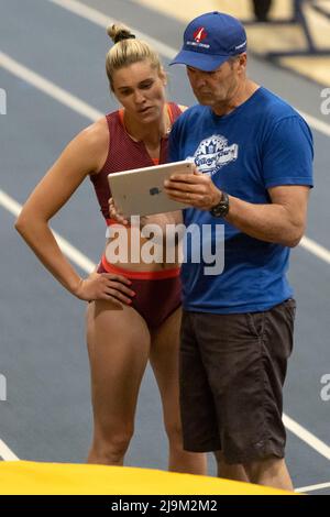 (Windsor, Canada---21 mai 2022) Alysha Newman parle avec l'entraîneur Doug Wood en compétition dans la voûte du pôle d'élite au Cl Invitational Johnny Loaring 2022 Banque D'Images