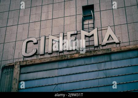 ancien panneau de cinéma sur la façade Banque D'Images