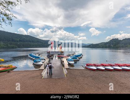 Petits bateaux sur la jetée et le rivage du lac Titisee à Titisee-Neustadt, Forêt Noire du Sud, Bade-Wurtemberg Banque D'Images