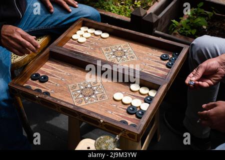 Backgammon, deux hommes jouant au backgammon Banque D'Images