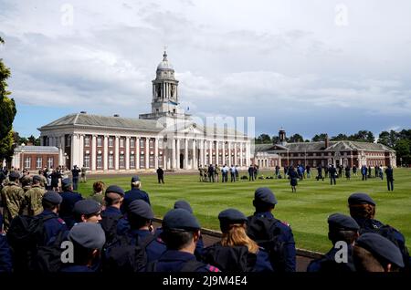 Une vue du personnel des forces armées à l'extérieur de College Hall comme un avion de la Marine royale, de l'Armée britannique et de l'Armée de l'Air royale conduisent un flicast d'entraînement de la RAF Cranwell, Lincolnshire, alors qu'ils répètent pour la parade d'anniversaire de la Reine. Date de la photo: Mardi 24 mai 2022. Banque D'Images