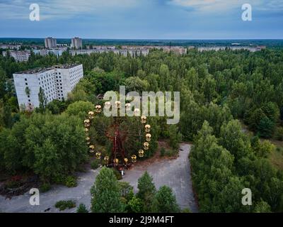 Vue aérienne de l'ancienne grande roue abandonnée dans le parc d'attractions de la ville fantôme de Pripyat Ukraine. Zone d'aliénation de la centrale nucléaire de Tchernobyl Banque D'Images