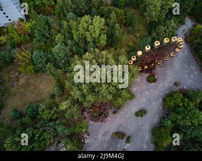 Vue aérienne de l'ancienne grande roue abandonnée dans le parc d'attractions de la ville fantôme de Pripyat Ukraine. Zone d'aliénation de la centrale nucléaire de Tchernobyl Banque D'Images