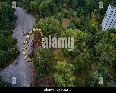 Vue aérienne de l'ancienne grande roue abandonnée dans le parc d'attractions de la ville fantôme de Pripyat Ukraine. Zone d'aliénation de la centrale nucléaire de Tchernobyl Banque D'Images