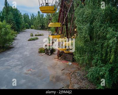 Vue aérienne de l'ancienne grande roue abandonnée dans le parc d'attractions de la ville fantôme de Pripyat Ukraine. Zone d'aliénation de la centrale nucléaire de Tchernobyl Banque D'Images