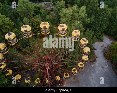 Vue aérienne de l'ancienne grande roue abandonnée dans le parc d'attractions de la ville fantôme de Pripyat Ukraine. Zone d'aliénation de la centrale nucléaire de Tchernobyl Banque D'Images