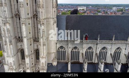 MECHELEN, Malines, Anvers, BELGIQUE, mai 16, 2022, détail de la façade de la tour et du toit de la cathédrale Saint-Rumbold vu du sud depuis le dessus, vue aérienne sur les drones, à Mechelen, Belgique. . Photo de haute qualité Banque D'Images