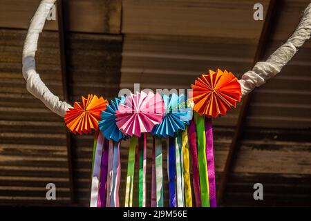 Goiania, Goiás, Brésil – 22 mai 2022 : une décoration créative de fête, faite de papier découpé et de rubans colorés. Banque D'Images