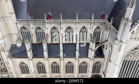 MECHELEN, Malines, Anvers, BELGIQUE, mai 16, 2022, détail de la façade de la tour et du toit de la cathédrale Saint-Rumbold vu du sud depuis le dessus, vue aérienne sur les drones, à Mechelen, Belgique. . Photo de haute qualité Banque D'Images