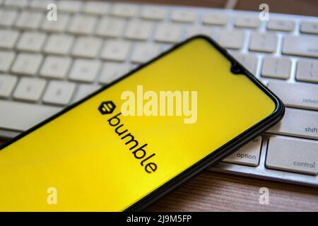 Dans cette illustration, un logo Bumble apparaît sur un smartphone placé sur le dessus d'un clavier d'ordinateur. (Photo de Thiago Prudencio / SOPA Images/Sipa USA) Banque D'Images