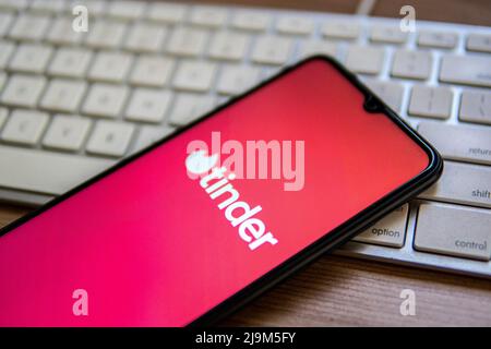 Espagne. 25th avril 2022. Dans cette illustration, un logo Tinder apparaît sur un smartphone placé sur le dessus d'un clavier d'ordinateur. (Photo de Thiago Prudencio/SOPA Images/Sipa USA) crédit: SIPA USA/Alay Live News Banque D'Images