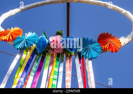 Goiania, Goiás, Brésil – 22 mai 2022 : une décoration créative de fête, faite de papier découpé et de rubans colorés. Banque D'Images
