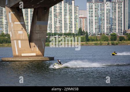 Séoul, Corée du Sud. 24th mai 2022. Les gens se refroidissent au parc Yeouido Hangang à Séoul, Corée du Sud, le 24 mai 2022. Crédit : Wang Yiliang/Xinhua/Alay Live News Banque D'Images